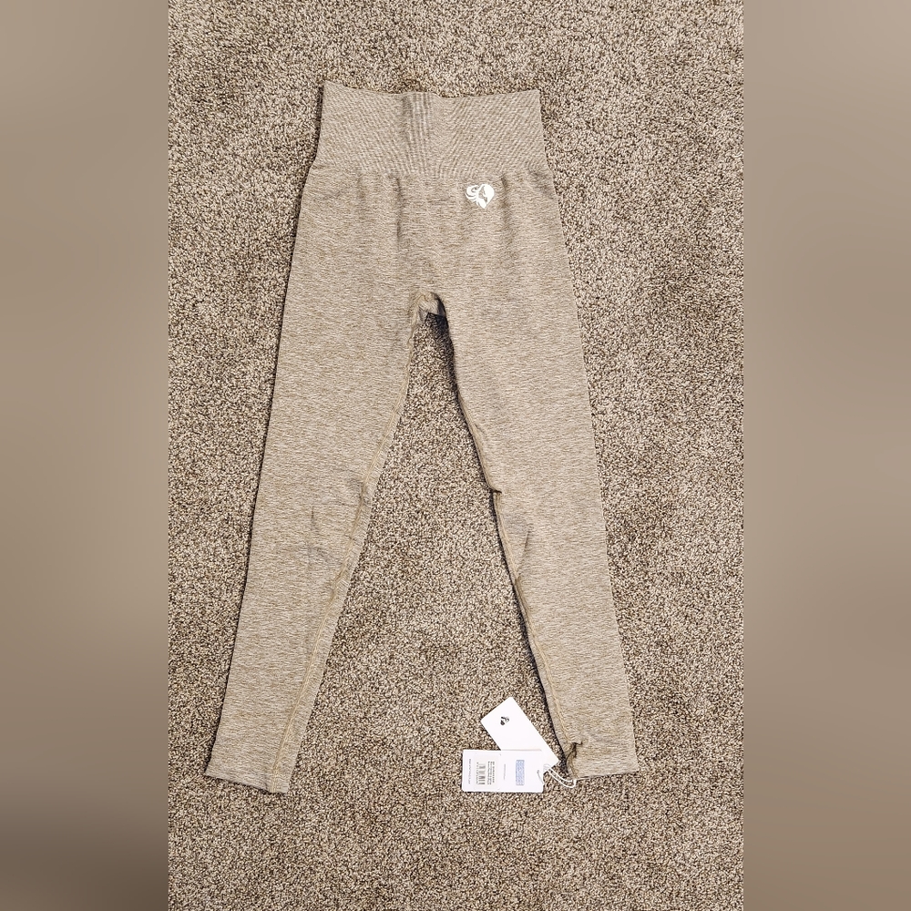 NWT SEAMLESS! - Picture 5 of 9